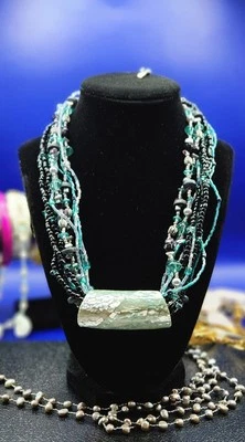 Pingente esfregão Coldwater Creek. Colar de contas de acrílico com vários fios Silvertone. - Imagem 1 de 4