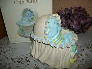 Baby Krippe Münzbank Neu im Karton Russ Berrie Harz Teddybär Stubenwagen Neu Baby Geschenk - Bild 1 von 5