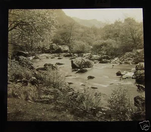 Linterna mágica de vidrio deslizable en el lledr c1910 un río de flujo rápido gales - Imagen 1 de 2
