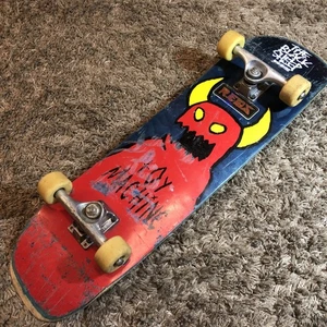 Toy Machine Monster Skateboard mit Fracture Trucks & Powell Mini Logo Rollen - Bild 1 von 16