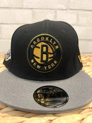 Snapback New Era 9FIFTY Brooklyn Nets em preto e dourado com um undervisor cinza - Imagem 1 de 4