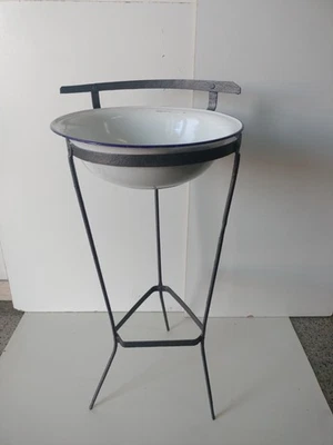 Portabacile In Ferro Battuto Anni 30/40.Restaurato Completo Di Bacinella. - Immagine 1 di 4