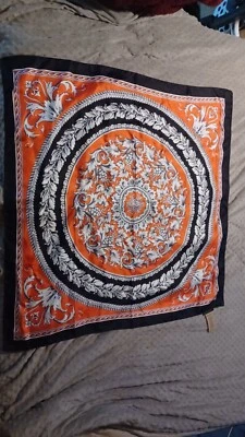 Cachecol Gianni Versace gola de seda estampa barroca tamanho 17" coral e preto - Imagem 1 de 2