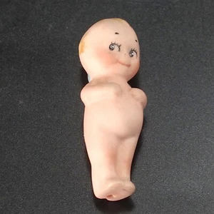 Muñeco bisque Kewpie alemán pequeño Kewpie Boy alas azules manos en el vientre de 1 7/8" pulgadas de alto - Imagen 1 de 5