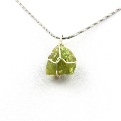 Pietre E Minerali. Collana In Granato Grossulare Grezzo. Argento 925. - Immagine 1 di 3