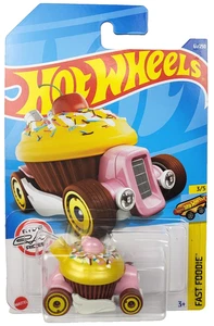 Hot Wheels 2022 Fast Foodie • Sweet Driver • Gold 1:64 Diecast Cupcake Car - Picture 1 of 2