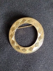 Diamond Pattern Circle Brooch Gold Tone Vintage - Picture 1 of 7