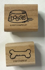 Perro vintage ~ goma ~ sello estampado! Hueso, Perrito Cuenco Montado en Madera 1997 NUEVO - Imagen 1 de 3