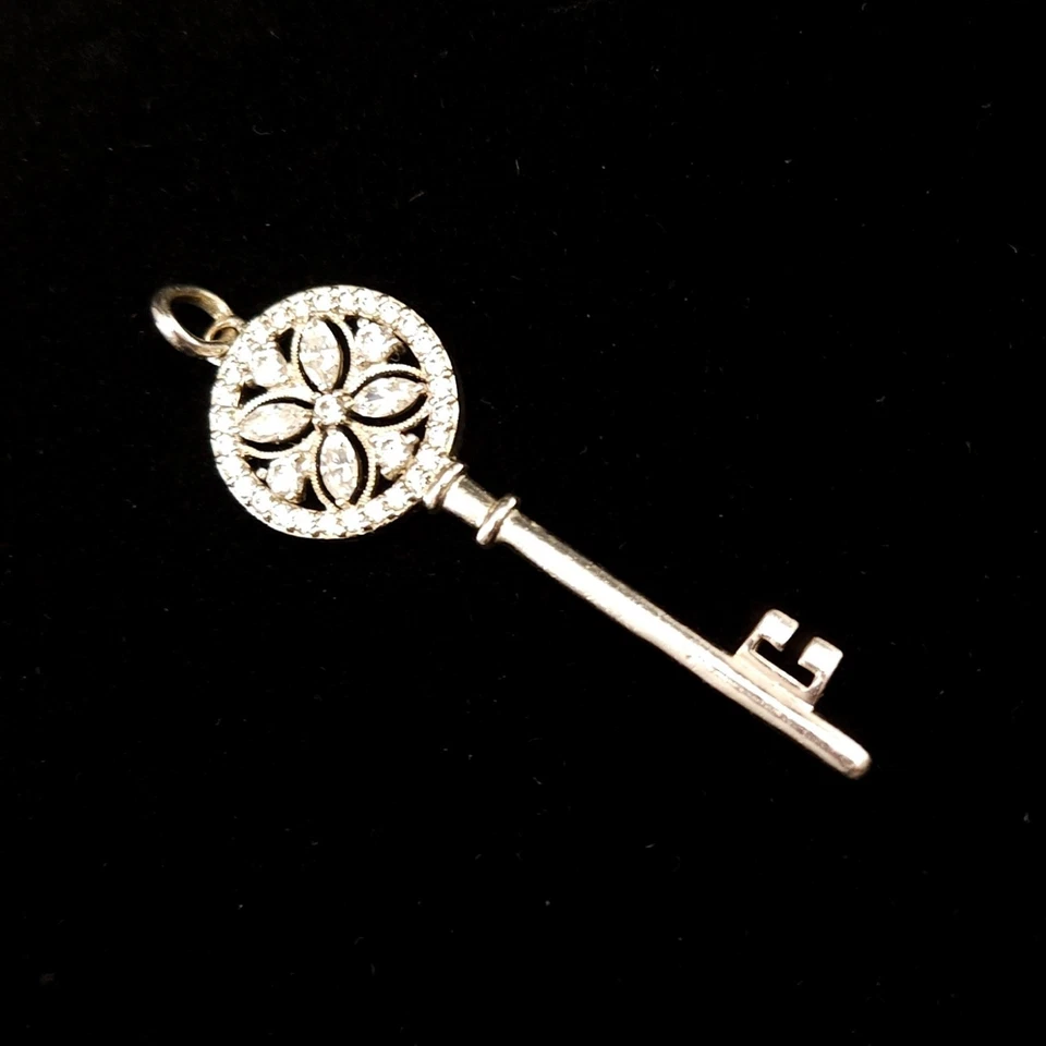 Colgante con llave esqueleto de plata de ley y circonita cúbica dije de 2 pulgadas 4,5 g Foto 1 de 4