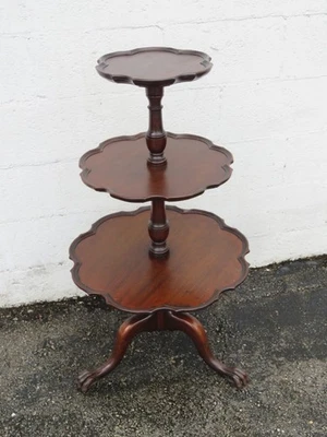 Mesa auxiliar redonda de 3 niveles de caoba tallada con patas de garra de principios de 1900 6100 Foto 1 de 4