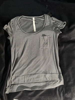 Lululemon Women's T-shirt Black & White Stripes w/ Pocket Size 4 Short Sleeves - Imagem 1 de 2