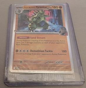 Team Rocket's Tyranitar (esclusiva Pokemon Center) 096/182 NUOVO SIGILLATO Promo - Foto 1 di 4