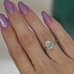 Anillo de compromiso de diamantes talla pera de 2,10 quilates cultivado en laboratorio IGI en oro blanco de 14 k - Imagen 1 de 11
