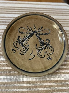 Maple City Pottery Salt Glaze Plate Stoneware Bow Design Tan W/Navy Accents - Picture 1 of 9
