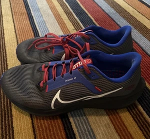 Nike Air Zoom Pegasus 40 Buffalo Bills Laufschuhe Herren Gr. 9,5 Neu DZ5976-001 - Bild 1 von 7