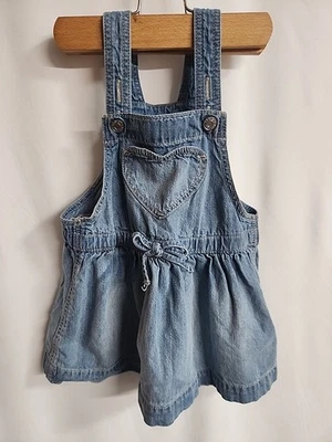 经典婴儿间隙浅蓝色牛仔布整体套衫连衣裙心形口袋 12-18 米 — 第 1/3 张图片