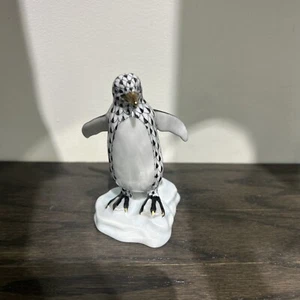 Herend Waddling Penguin - Picture 1 of 7