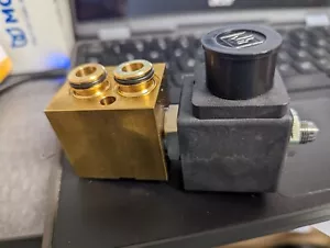 PARKER 3-Way Solenoid Valve 131FS4253 - Picture 1 of 7