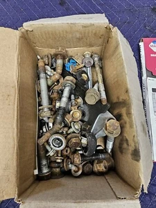 1999 - 2006 SILVERADO SIERRA TAHOE Misc Bolts And  SPECIALTY SCREWS - Bild 1 von 2