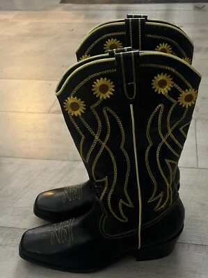 Bota de Vaquero Occidental Urban Outfitters Margarita Bordada Charol Talla 7 Foto 1 de 4