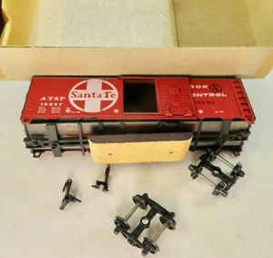 Athearn HO Track Cleaning 40' Boxcar Santa Fe #16987 Shock Control - Some Assem - Picture 1 of 2