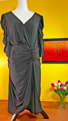 Colección Dressbarn, Mujer 18, Cuello Cruzado, Envoltura Imitación, Vestido Negro Clásico Foto 1 de 4