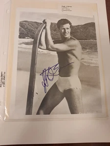 HUGH O'BRIEN SIGNIERTES 8 X 10 S/W FOTO - BADEHOSE AM STRAND - COA - Bild 1 von 1