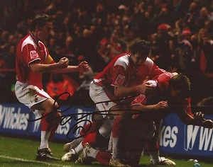 CHARLTON * FOTO DE ACCIÓN FIRMADA LUKE VARNEY 10x8 + certificado de autenticidad - Imagen 1 de 1