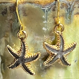Goldfarbene französische Haken grau Emaille Seestern Charm Ohrhänger. Ozean. S676 - Bild 1 von 3