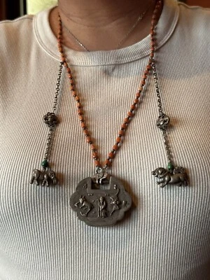 ANTIQUE CHINESE QING DYNASTY SALMON CORAL SILVER REPOUSSÉ LOCK PENDANT NECKLACE! - Image 1 of 4