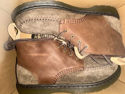 NUEVO EN CAJA - Botas para hombre Dr. Martens Holt Revive de cuero marrón oscuro talla 9 Foto 1 de 3