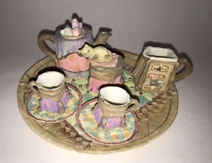 Miniatur Harz Möbelteppich Tee Set 2 Tassen Untertassen Teekanne Zucker Milchkännchen Tablett - Bild 1 von 6