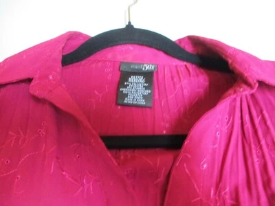 Blusa Top Acordeán East 5th Para Mujer Magenta Sedosa Con Botones Mangas Cortas PM Foto 1 de 4