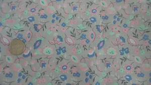 Tessuto Cotone Vintage ROSA, BLU E VERDE FLOREALE SU GRIGIO Larghezza 1 Yd/60" - Foto 1 di 2
