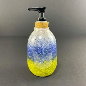Handgefertigter Seifenspender aus mundgeblasenem Glas in weiß, blau und gelb - Bild 1 von 3