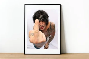 Tommy Lee Giving The Finger Poster-Celebrity Print-Misbehaving Mötley Crüe-783 - Picture 1 of 4