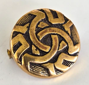 Vintage Art Nouveau Celtic Design Small Round Gold Tone Pin 3/4" C Clasp - Picture 1 of 3