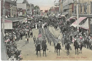  POSTKARTE STRASSENSZENE OREGON STADT OREGON - SIEHT AUS WIE EINE PARADE  - Bild 1 von 2