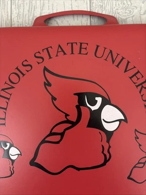 Cojín de asiento de estadio Reggie Redbird de colección de la Universidad Estatal de Illinois con asa Foto 1 de 4