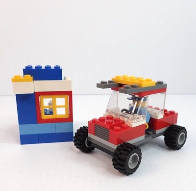 Coche LEGO con figura y edificio pequeño SOLO, NO ES UN JUEGO COMPLETO Foto 1 de 4