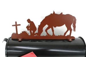 Topper de buzón de metal de vaquero de oración de 7 pulgadas de alto marrón martillado - Imagen 1 de 2
