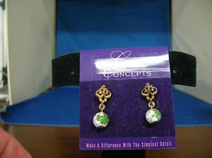 One pair of pierced earring with a fleur-de-lis- symbol and a cloisonne' bead - Picture 1 of 5