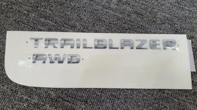 OEM P42764316 'TRAILBLAZER AWD' letras cromadas RR LH para Chevrolet Trailblazer Foto 1 de 4
