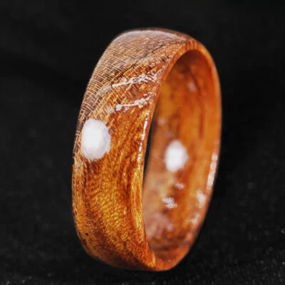 Precioso anillo de compromiso banda de 8/6 mm con cúpula de madera de koa hawaiano para hombres y mujeres Foto 1 de 4