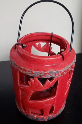 Candelabro de cerámica con acabado craquelado rojo linterna recortada caribú/reno cabina Foto 1 de 4