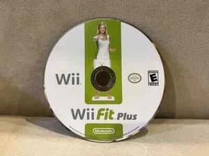Wii Fit Plus (2009) Nintendo Wii (solo disco de juego) sin estuche ni manual - Imagen 1 de 1
