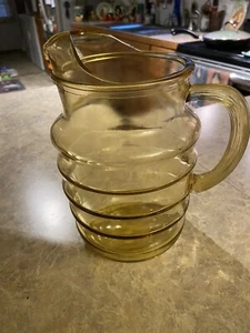 Yellow glass pitcher - Picture 1 of 1