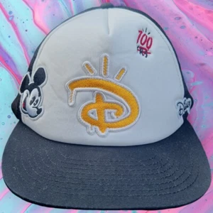 Gorra Disney 100 x H&M Designs Exclusiva Detallada Truckers OSFM Ajustable | En muy buena condición  - Imagen 1 de 7