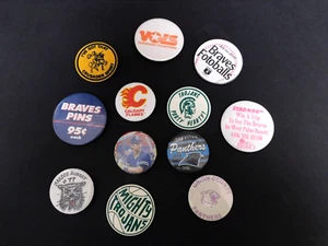 Ball Team Pinback Pins Profi/College/Schulen Vintage sehr guter Zustand - Bild 1 von 3