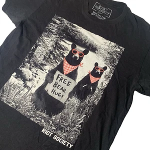 Camicia Riot Society uomo media omaggio orsetto abbracci grafica girocollo manica corta USA - Foto 1 di 7